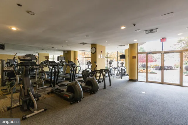 $2,100 | 10101 Grosvenor Place, Unit 211, Rockville, MD 20852