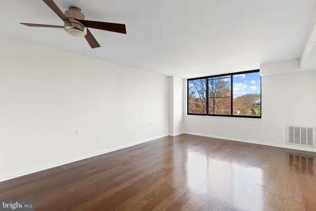 $2,100 | 10101 Grosvenor Place, Unit 211, Rockville, MD 20852