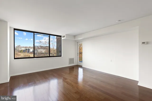 $2,100 | 10101 Grosvenor Place, Unit 211, Rockville, MD 20852