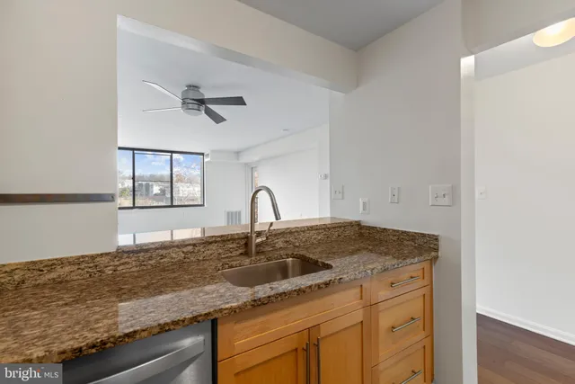 $2,100 | 10101 Grosvenor Place, Unit 211, Rockville, MD 20852