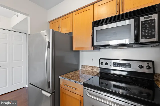 $2,100 | 10101 Grosvenor Place, Unit 211, Rockville, MD 20852