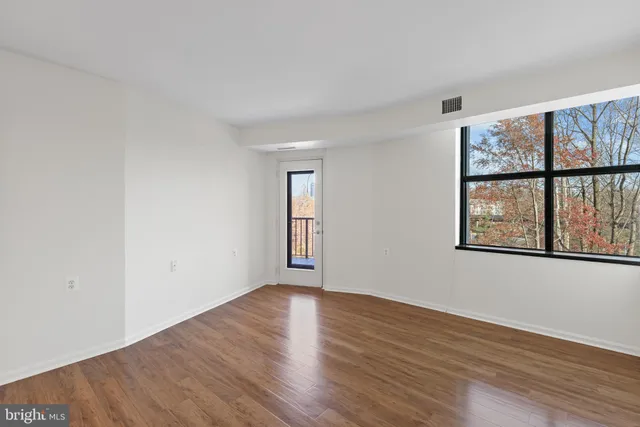 $2,100 | 10101 Grosvenor Place, Unit 211, Rockville, MD 20852