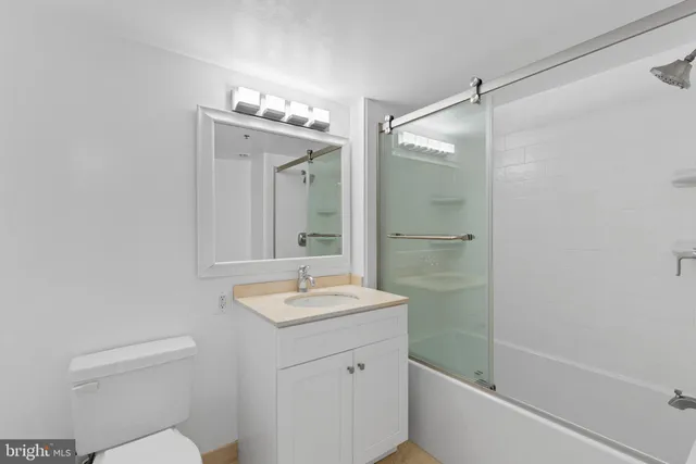 $2,100 | 10101 Grosvenor Place, Unit 211, Rockville, MD 20852