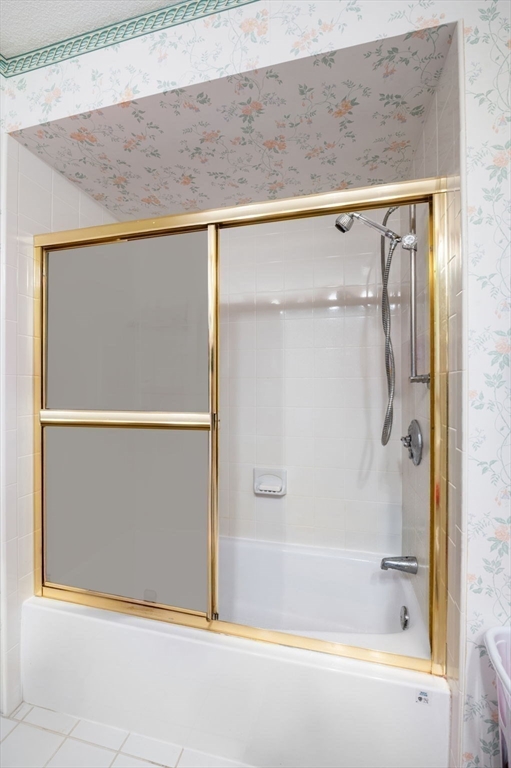 1004 Paradise Road, Unit PHJ Swampscott, MA 01907 - Photo 20 of 29 a bathroom with a bathtub
