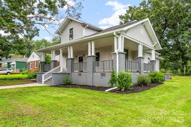 a view of a house with backyard and garden