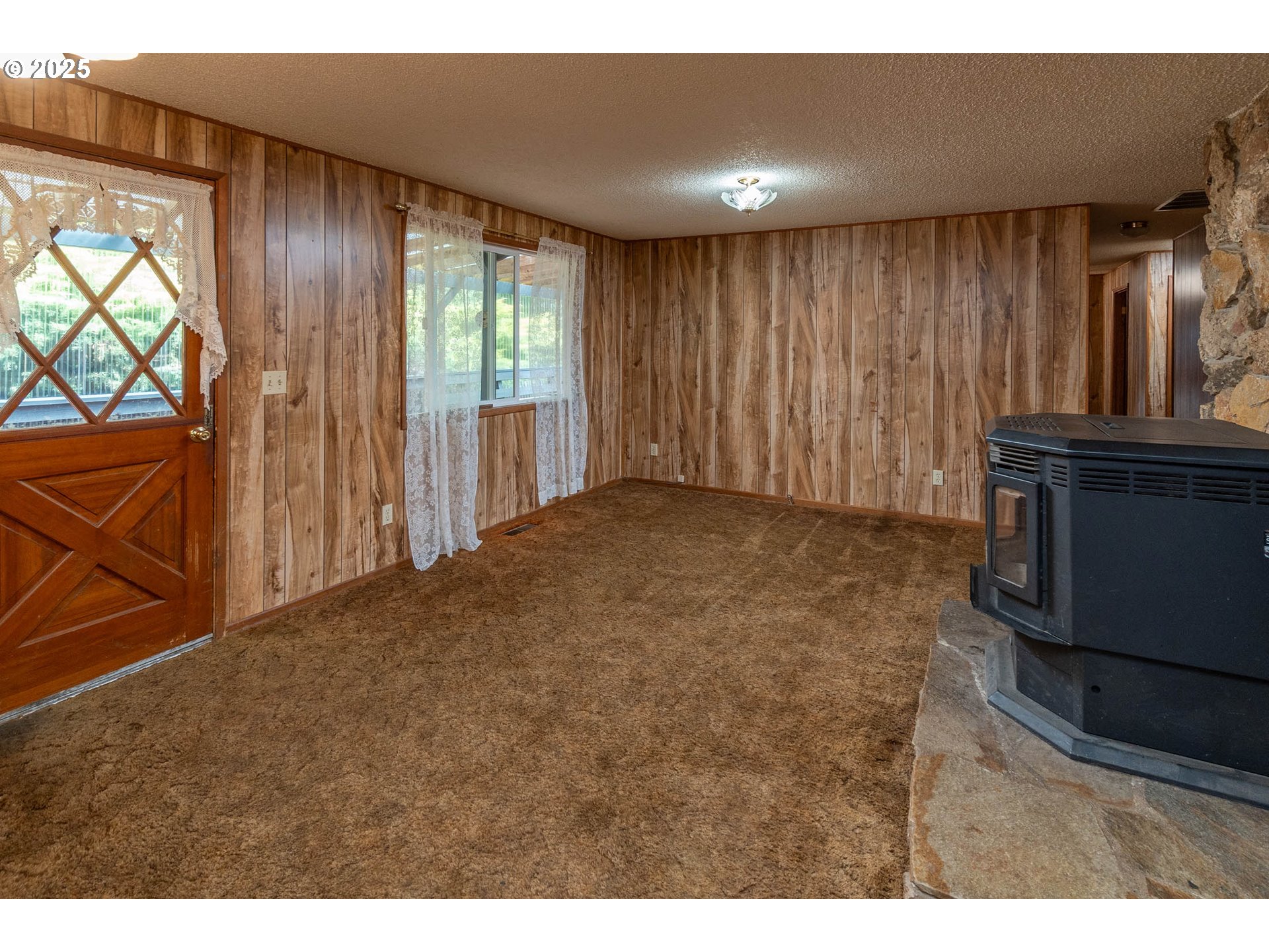 92433 Ward Creek Lane Myrtle Point, OR 97458 - Photo 4 of 38 a view of entryway with wooden floor