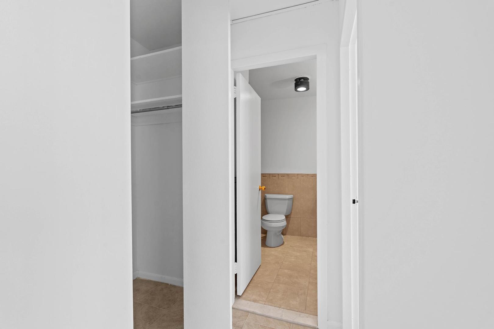 5455 North Sheridan Road, Unit 3611 Chicago, IL 60640 - Photo 14 of 18 a bathroom with a toilet