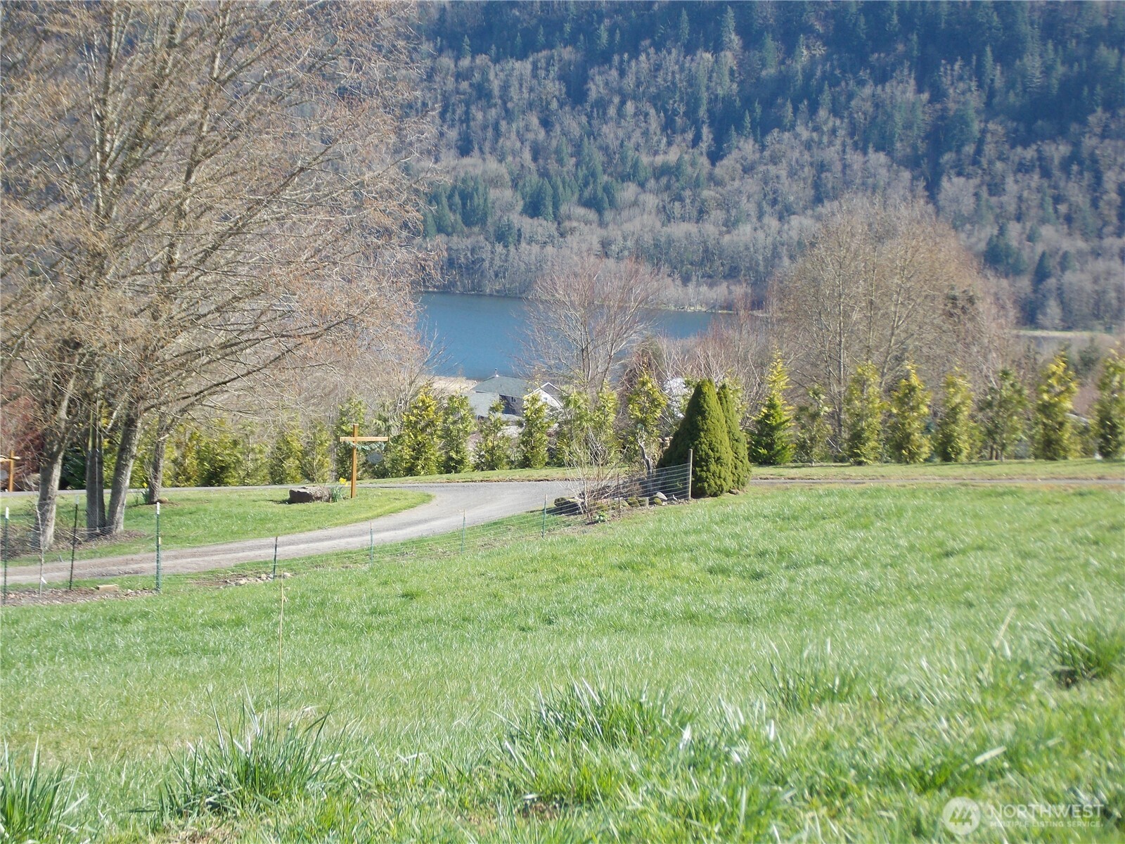 a view of a field with entertaining space