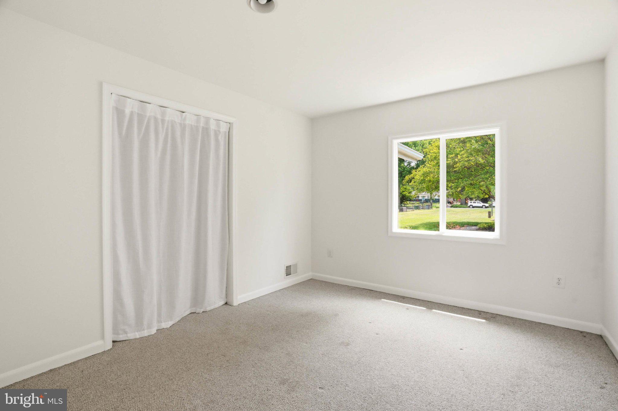 1100 River Bay Road Annapolis, MD 21409 - Photo 22 of 67 an empty room with a window