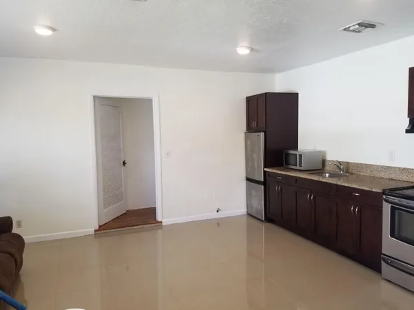 $1,800 | 703 Northwest 6th Street, Unit B, Hallandale Beach, FL 33009