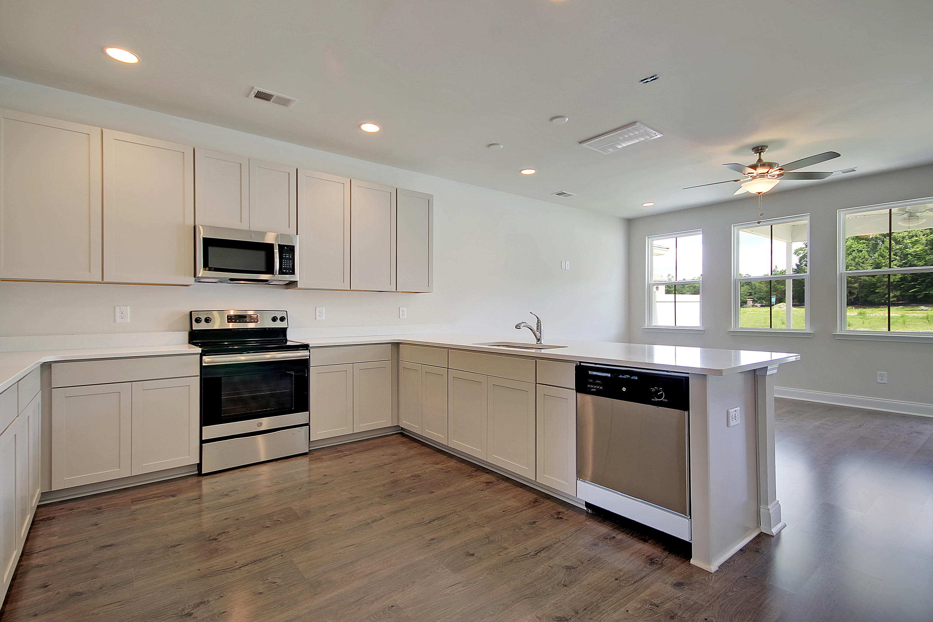 7818 Montview Road North Charleston, SC 29418 - Photo 2 of 21 Kitchen