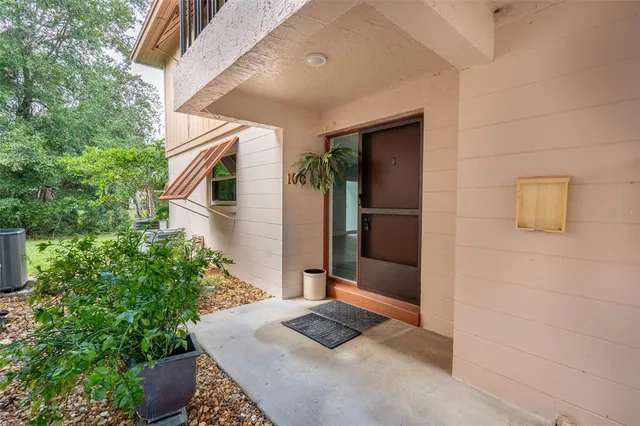 a view of backyard of the house