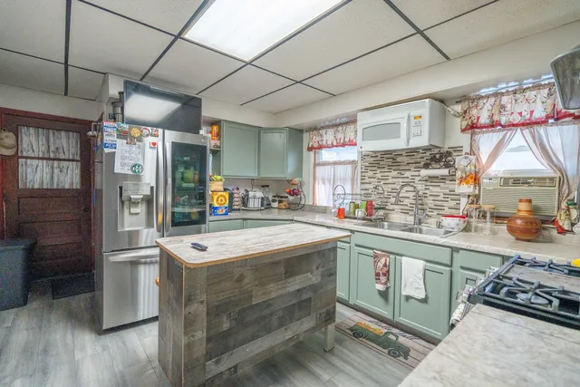a kitchen that has a lot of cabinets in it