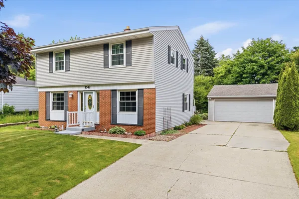 $434,900 | 1542 North Lakeview Avenue, Port Washington, WI 53074