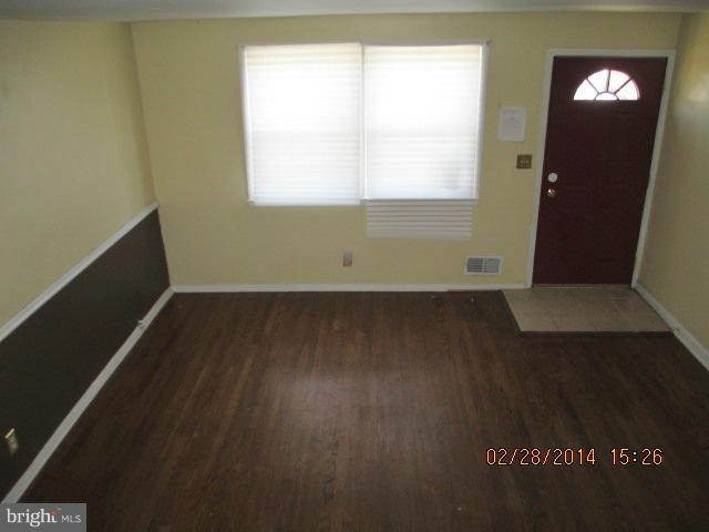 2105 Southorn Road Baltimore, MD 21220 - Photo 3 of 20 Living Room