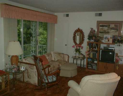 203 Coraopolis Road, Unit 12 Coraopolis, PA 15108 - Photo 4 of 8 Living Room.