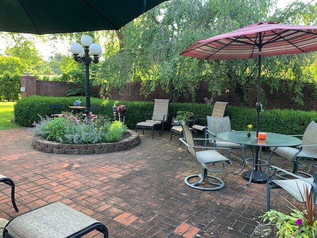 3432 Westbury Road Kettering, OH 45429 - Photo 65 of 74 Patio in summer