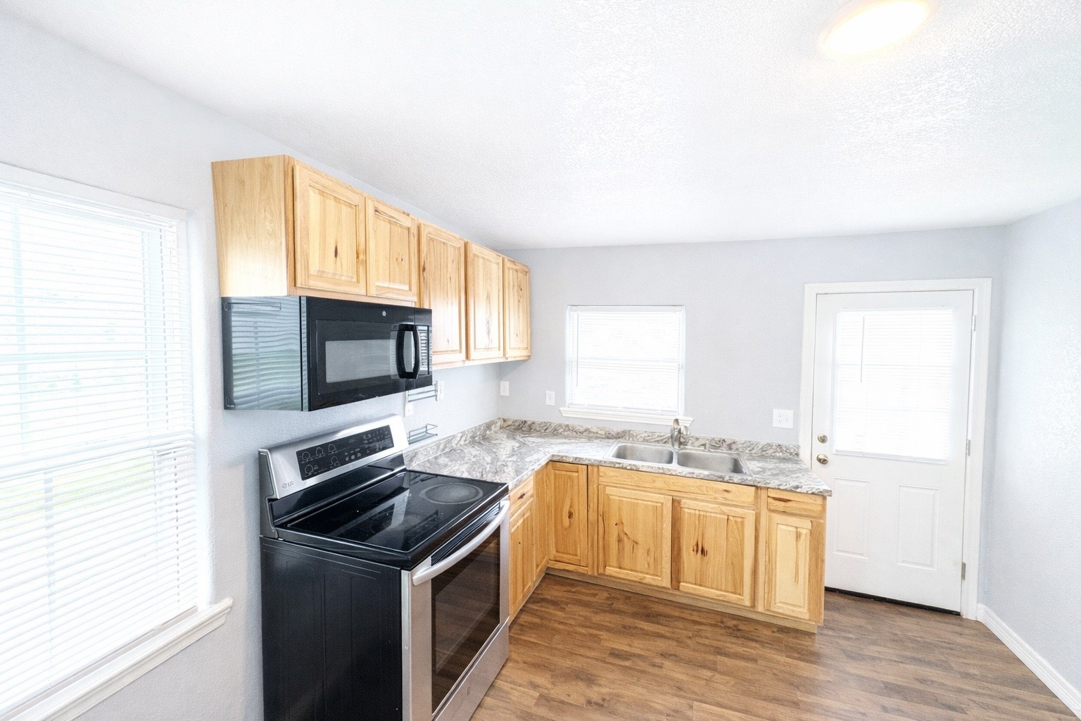 406 North Fig Street Sweeny, TX 77480 - Photo 23 of 36 kitchen/dinning area