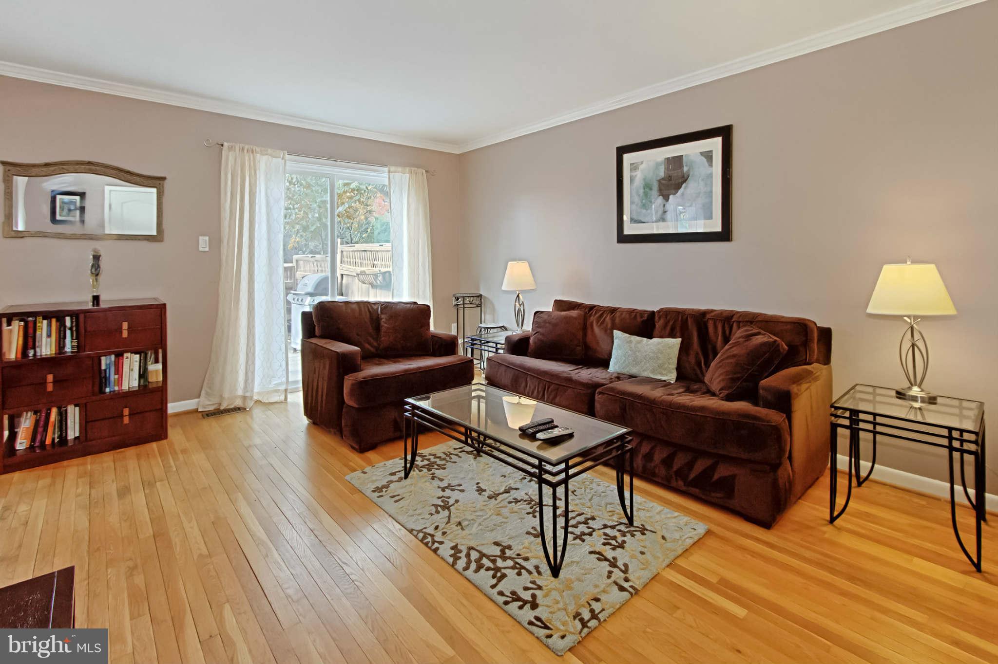 1822 Golf View Court Reston, VA 20190 - Photo 6 of 30 Living Room