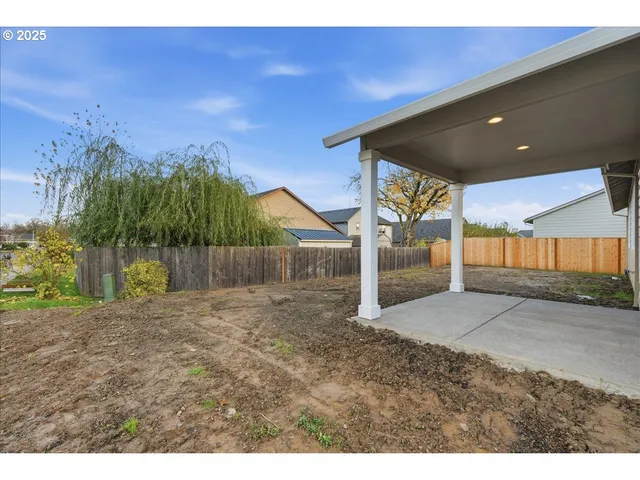 a view of a house with a backyard