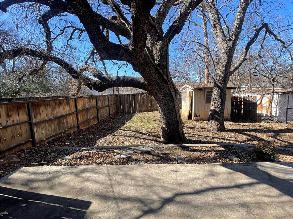 814 Plum Street Graham, TX 76450 - Photo 17 of 25 a view of a backyard of the house