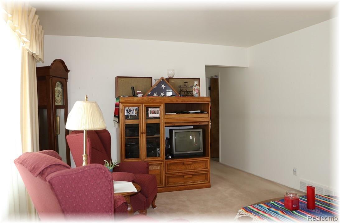 25026 Rubin Road Warren, MI 48089 - Photo 3 of 40 3-warm and inviting.jpg
