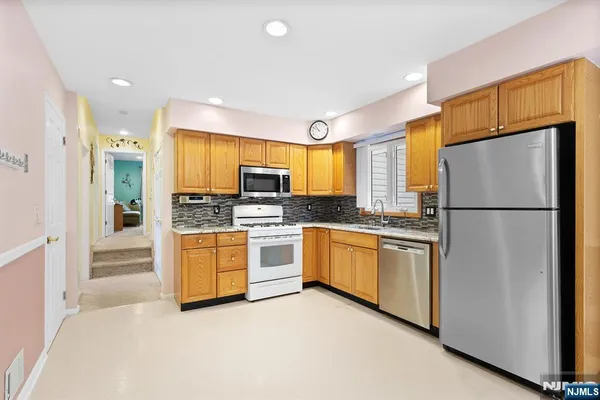 $699,900 | 180 Rafkind Road, Bloomingdale, NJ 07403