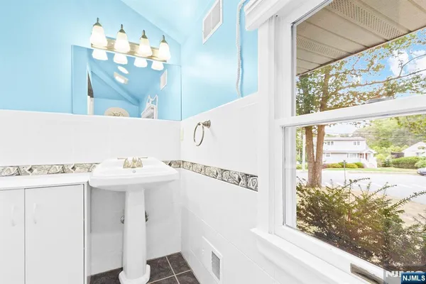 $699,900 | 180 Rafkind Road, Bloomingdale, NJ 07403