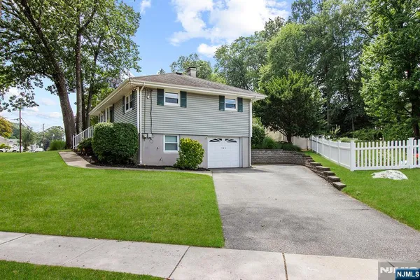 $699,900 | 180 Rafkind Road, Bloomingdale, NJ 07403