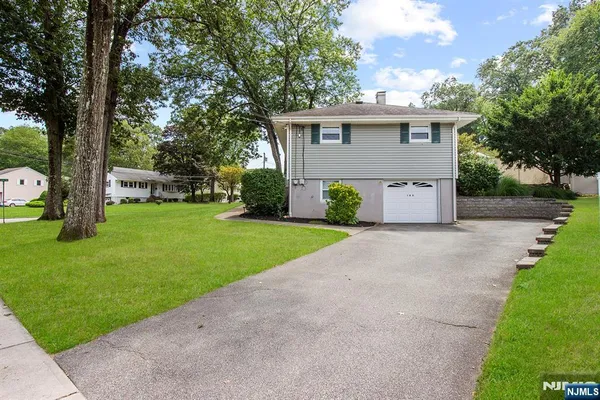 $699,900 | 180 Rafkind Road, Bloomingdale, NJ 07403