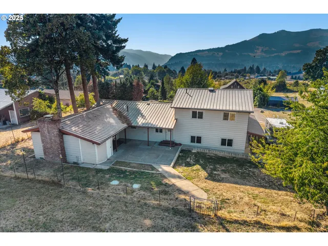 a view of a house with backyard