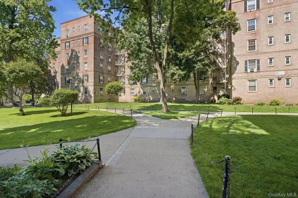 $305,000 | 51-42 30th Avenue, Unit 3L | Woodside