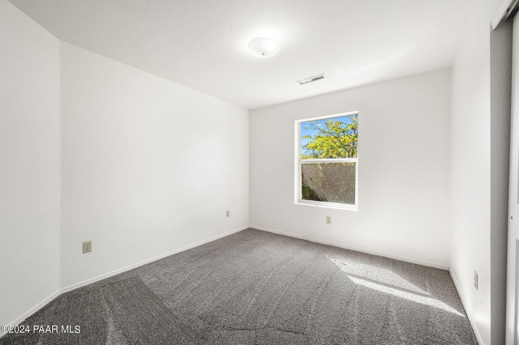 8128 East Gale Road Prescott Valley, AZ 86314 - Photo 22 of 38 an empty room with windows