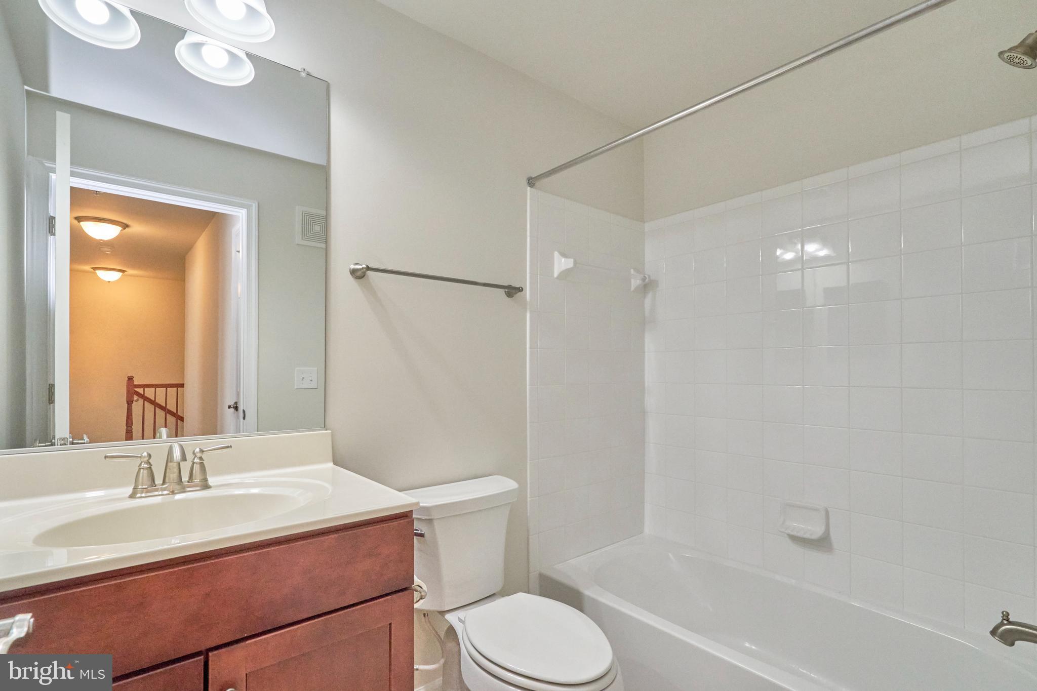 43427 Town Gate Square Chantilly, VA 20152 - Photo 19 of 22 Hall Bath