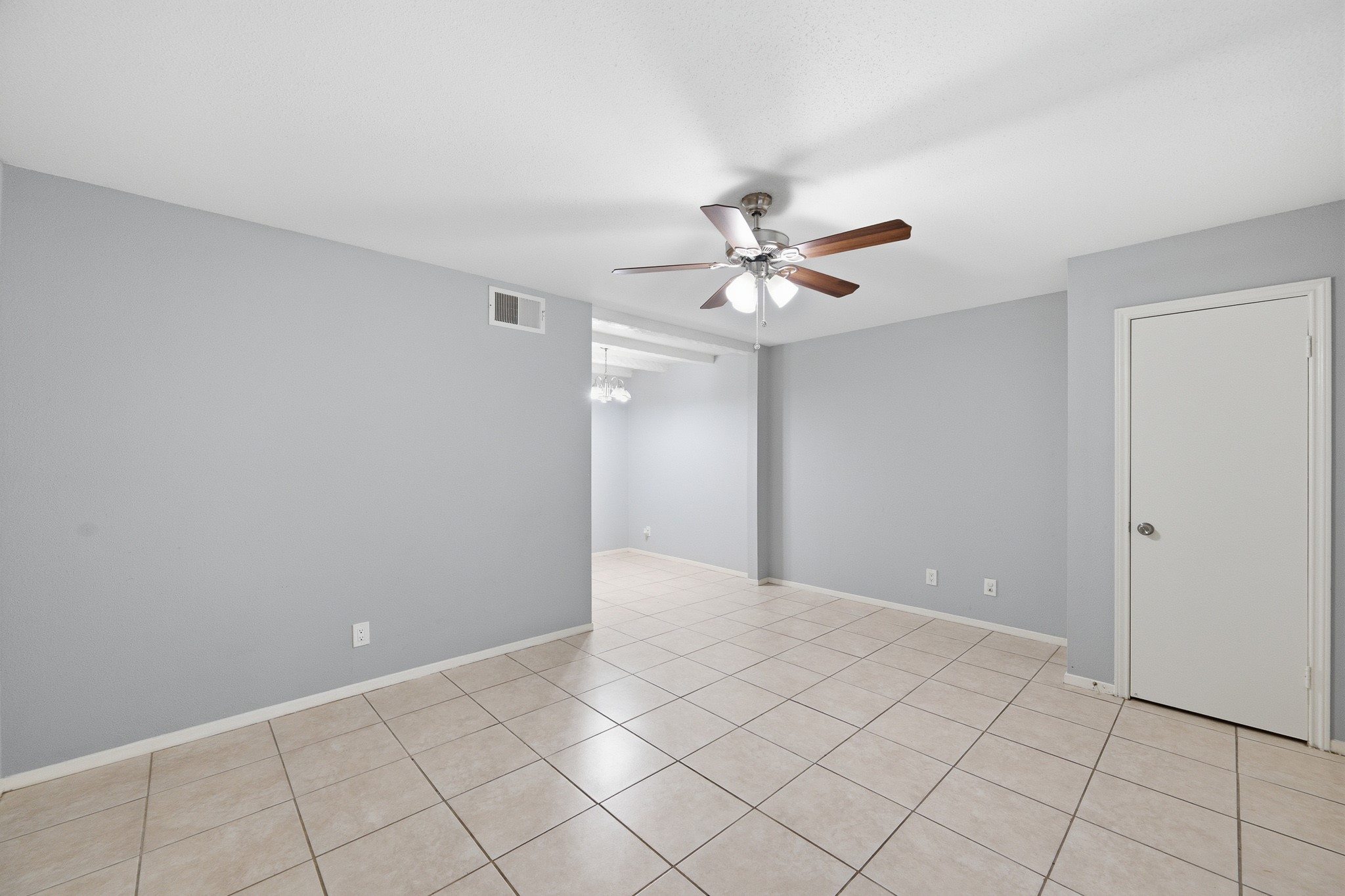 11550 Chimney Rock Road, Unit 133 Houston, TX 77035 - Photo 7 of 40 Spacious room with neutral walls is waiting for your personal touches to make it your own.