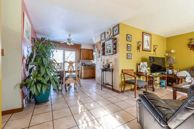 $392,000 | 908 East Central Road, Mount Prospect, IL 60056