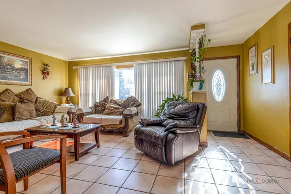 $382,000 | 908 East Central Road, Mount Prospect, IL 60056