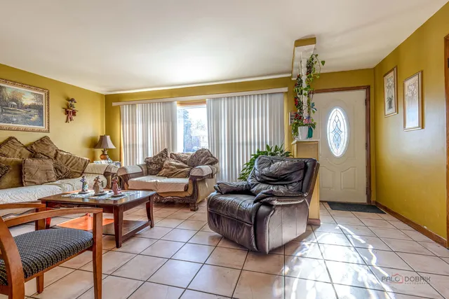 $392,000 | 908 East Central Road, Mount Prospect, IL 60056