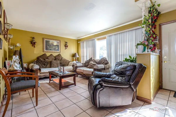 $382,000 | 908 East Central Road, Mount Prospect, IL 60056