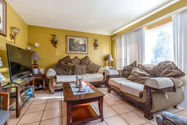 $392,000 | 908 East Central Road, Mount Prospect, IL 60056