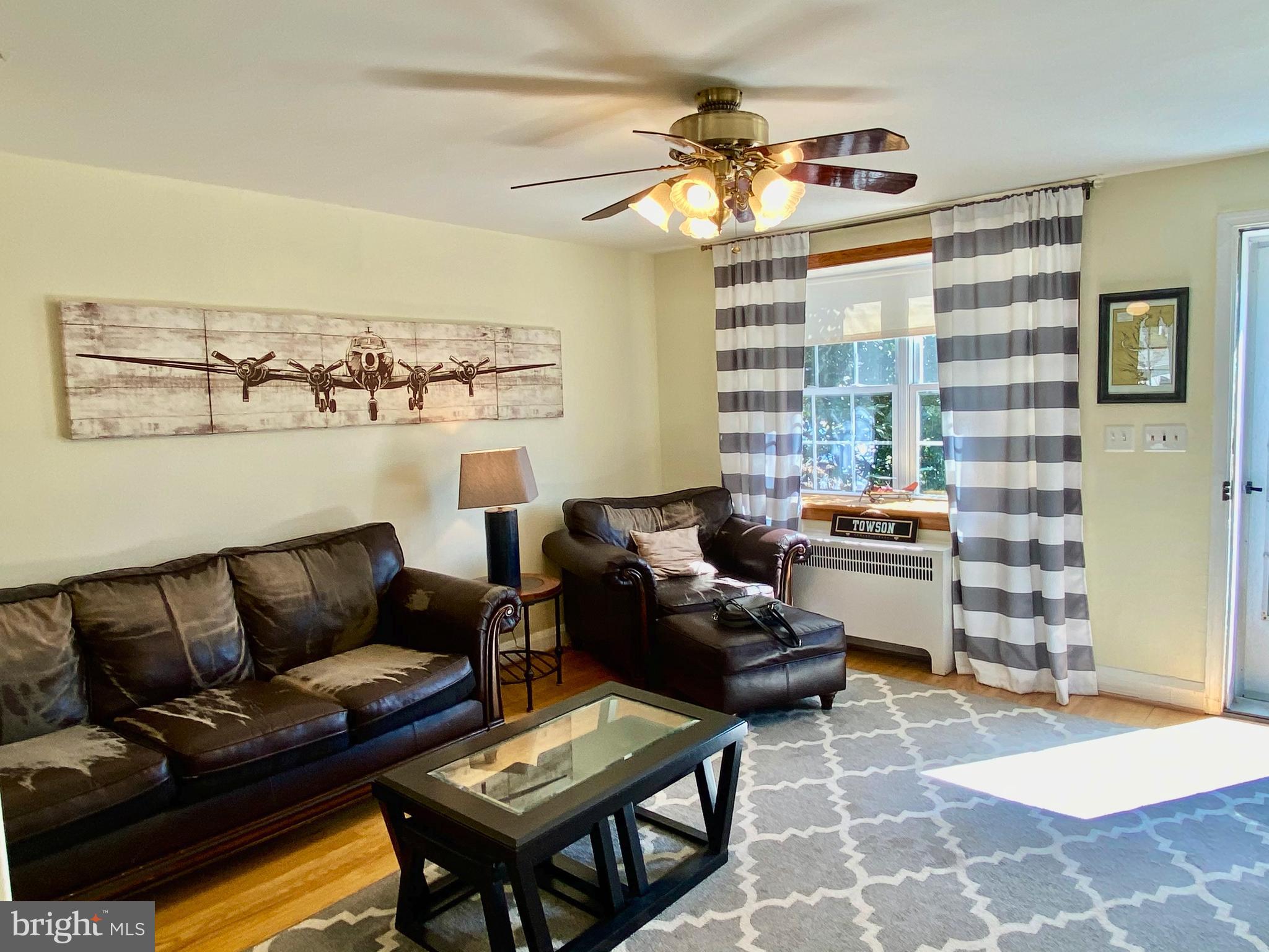 246 Ridge Avenue Towson, MD 21286 - Photo 15 of 28 Living room