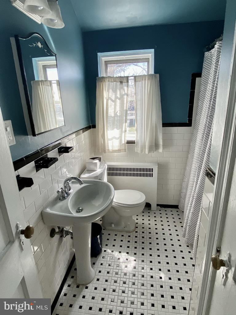 246 Ridge Avenue Towson, MD 21286 - Photo 10 of 28 Upstairs full bathroom