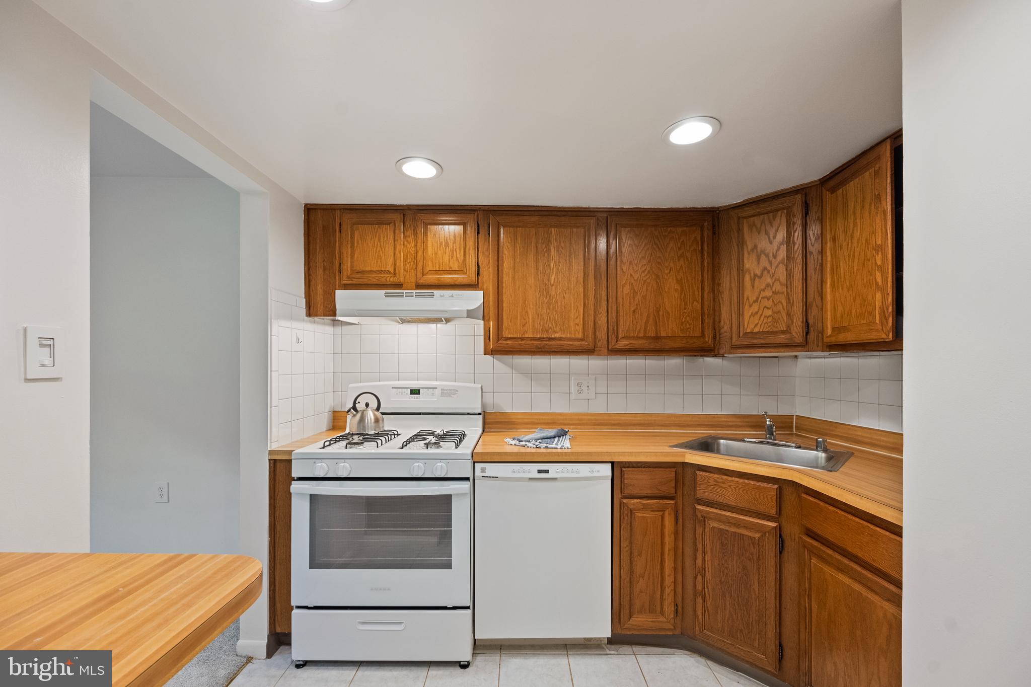 1433 Northgate Square, Unit 1A Reston, VA 20190 - Photo 4 of 22 Light & Bright Kitchen