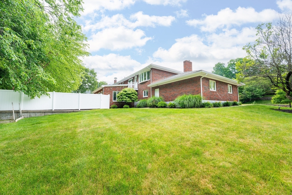 5 Albemarle Road Norwood, MA 02062 - Photo 5 of 32