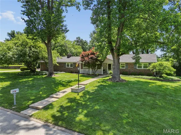 $679,900 | 527 Fairways Circle, Creve Coeur, MO 63141