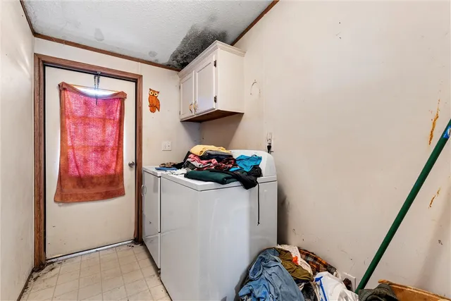 a view of a yard with a house