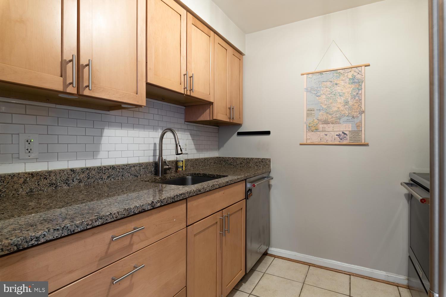 32 15th Street Northeast, Unit 32 Washington, DC 20003 - Photo 12 of 36 Subway tile backsplash and great cabinets