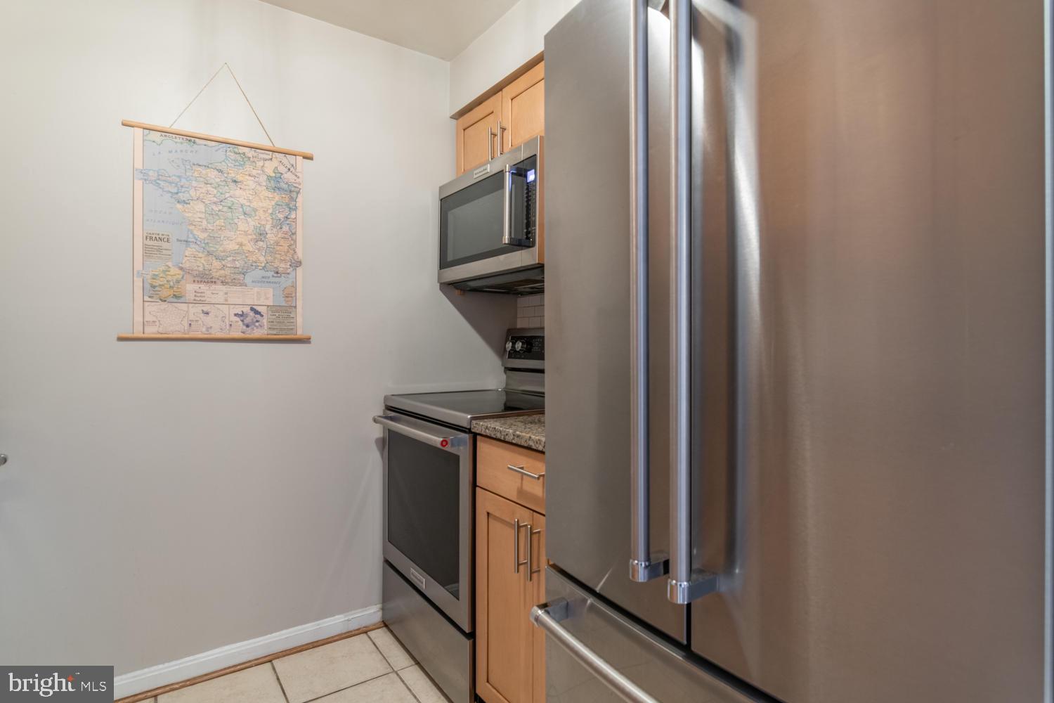 32 15th Street Northeast, Unit 32 Washington, DC 20003 - Photo 13 of 36 Built in microwave