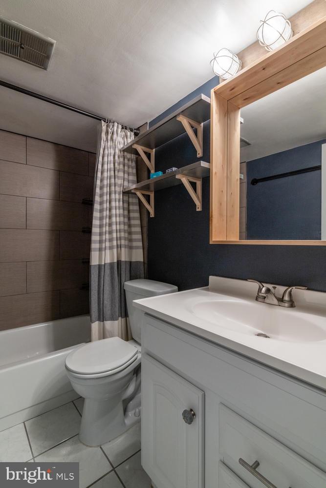 32 15th Street Northeast, Unit 32 Washington, DC 20003 - Photo 17 of 36 Tiled bathroom has fun accents