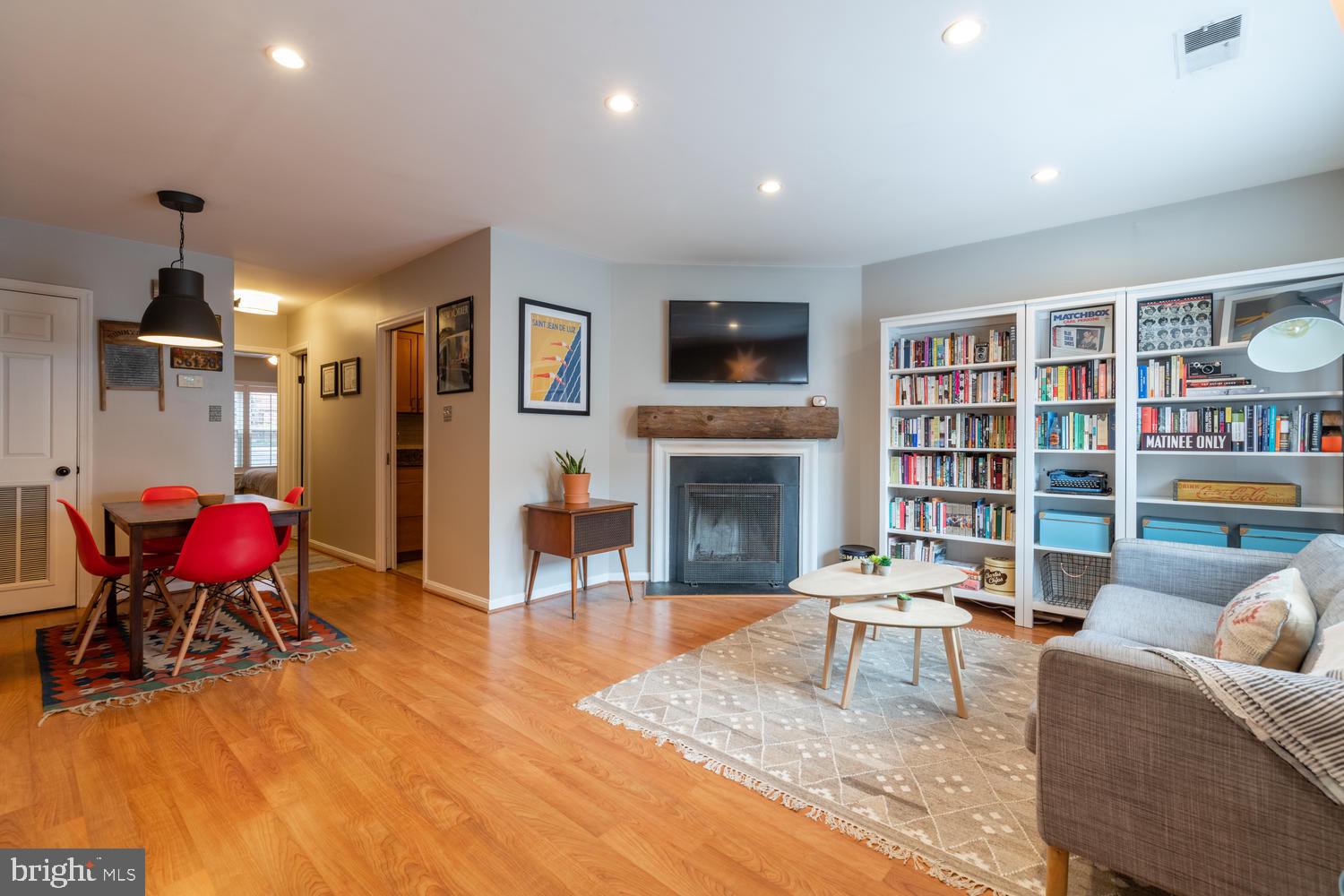 32 15th Street Northeast, Unit 32 Washington, DC 20003 - Photo 4 of 36 Bright open plan living/dining area